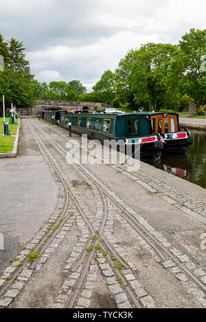 Bunte Urlaub narrowboats für Mietwagen in Trevor Becken auf dem Llangollen-kanal, Clwyd, Wales, Großbritannien Stockfoto