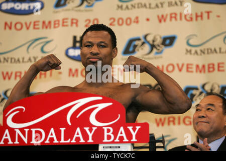 Sugar Shane Mosley zeigt seine Muskeln, wie er in bei 154 Pfund für seine November 20 Titel Kampf mit Winky Wright im Mandalay Bay in Las Vegas am 19. November 2004 wiegt. (UPI Foto/Roger Williams). Stockfoto