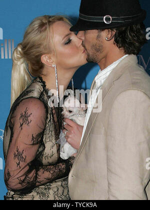 Britney Spears hält ihren Hund 'Bit', als sie ihren neuen Ehemann Kevin Federline im Billboard Music Awards 2004 im MGM Grand in Las Vegas Küsse am 8. Dezember 2004. (UPI Foto/Roger Williams). Stockfoto