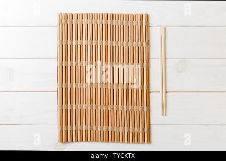 Zwei Sushi mit Stäbchen mit leeren Bambus matte oder Holz auf Holz- Hintergrund Ansicht von oben mit der Kopie Stace. Stockfoto