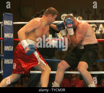 Unbeaten (17-0 mit 15 Ko) WBO-Weltmeister im Schwergewicht Asien Pazifik Sultan Ibragimov (L) zerschlägt Challenger Andy Stichprobe von Topeka, KS in einer ersten Runde knockout am Orleans Hotel und Casino in Las Vegas, NV, 24. Juni 2005. (UPI Foto/Roger Williams). Stockfoto