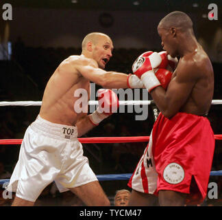 Underdog Roman Karmazin von St. Petersburg, Russland, (links) wirft ein Recht auf Kassim Ouma von Kampala, Uganda in der 12 runde Entscheidung in der Orleans Arena in Las Vegas, NV am 14. Juli 2005. (UPI Foto/Roger Williams). Stockfoto