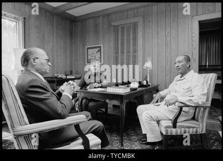 Foto von Menahem Begin, Jimmy Carter und Anwar Sadat während einer der Gipfel von Camp David treffen Stockfoto