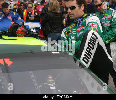 Race Driver Jeff Gordon steigt in sein Auto zu Beginn des UAW-DaimlerChrysler NASCAR Ereignis auf dem Las Vegas Motor Speedway März 12, 2006, Las Vegas, Nevada. (UPI Foto/Roger Williams). Stockfoto