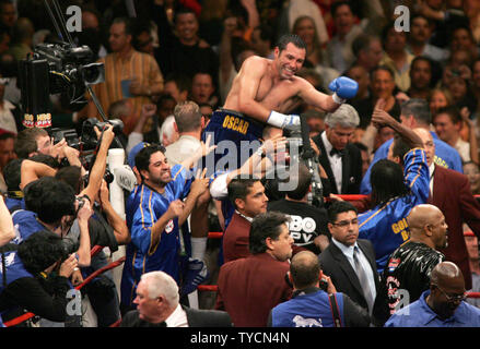 Oscar De La Hoya von East Los Angeles, CA, feiert nach dem Gewinn der Jr Mittelgewichttitel von Ricardo Mayorga der Nicaguara mit einem sechsten Runden im MGM Grand in Las Vegas, NV klopfen, am 6. Mai 2006. (UPI Foto/Roger Williams). Stockfoto