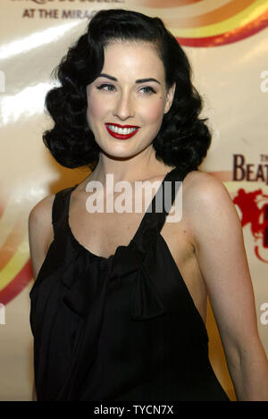 Burlesque Queen Dita Von Teese kommt an der Premiere der Beatles, die Liebe, die von Cirque du Soleil, die im Mirage in Las Vegas, Nevada, USA, 2. Juli 2006. (UPI Foto/Roger Williams). Stockfoto