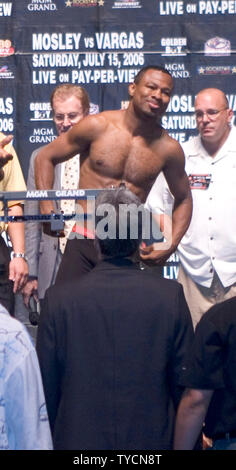 Sugar Shane Mosley wiegt 153 kg für seinen Kampf mit Fernando Vargas im MGM Grand in Las Vegas am 14. Juli 2006. Der Kampf wird im MGM Grand am 15. Juli 2006 statt. (UPI Foto/Roger Williams). Stockfoto