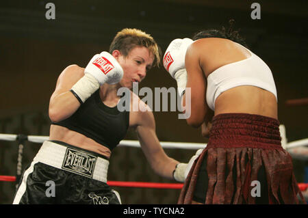 Layla McCarter von Las Vegas (links) Angriffe Belinda Laracuente von Puerto Rico auf dem Weg zum Gewinnen der freien Mädchen Boxing Union lightweight Titel in einem 10 runde Entscheidung am Orleans Hotel und Casino in Las Vegas am 17. November 2006. Dies war der erste Kampf in der Geschichte, wo die Frauen drei Minuten runden gekämpft. (UPI Foto/Roger Williams). Stockfoto