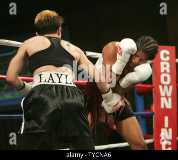 Layla McCarter von Las Vegas (links) Angriffe Belinda Laracuente von Puerto Rico auf dem Weg zum Gewinnen der freien Mädchen Boxing Union lightweight Titel in einem 10 runde Entscheidung am Orleans Hotel und Casino in Las Vegas am 17. November 2006. Dies war der erste Kampf in der Geschichte, wo die Frauen drei Minuten runden gekämpft. (UPI Foto/Roger Williams). Stockfoto