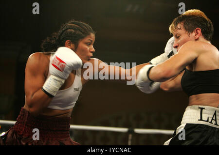 Belinda Laracuente von Puerto Rico (links) Angriffe Layla McCarter von Las Vegas bei ihrem Versuch, die Mädchen Boxing Union lightweight Titel zu gewinnen, verliert ein 10 runde Entscheidung am Orleans Hotel und Casino in Las Vegas am 17. November 2006. Dies war der erste Kampf in der Geschichte, wo die Frauen drei Minuten runden gekämpft. (UPI Foto/Roger Williams). Stockfoto