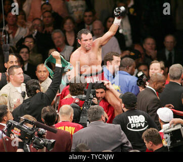 Oscar De La Hoya feiert einen Sieg in seiner Verteidigung der Super Welterweight title im MGM Grand in Las Vegas, 5. Mai 2007. De La Hoya Feier war verfrüht wie Mayweather den Titel mit einem 12 runde Entscheidung gewonnen. (UPI Foto/Roger Williams). Stockfoto