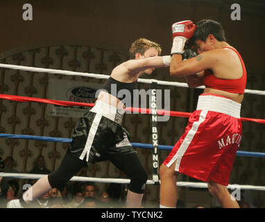 Vier Mal Weltmeister Layla McCarter (links) von Las Vegas Angriffe Angelica Martinez von New Mexico während ihrem Kampf am Orleans Hotel und Casino in Las Vegas am 25. Mai 2007. McCarter durch die Entscheidung gewonnen. (UPI Foto/Roger Williams). Stockfoto