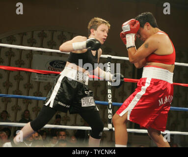 Vier Mal Weltmeister Layla McCarter (links) von Las Vegas Angriffe Angelica Martinez von New Mexico während ihrem Kampf am Orleans Hotel und Casino in Las Vegas am 25. Mai 2007. McCarter durch die Entscheidung gewonnen. (UPI Foto/Roger Williams). Stockfoto