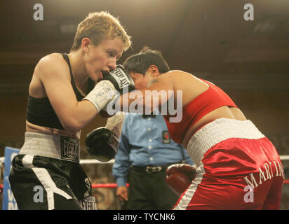 Vier Mal Weltmeister Layla McCarter (links) von Las Vegas Angriffe Angelica Martinez von New Mexico während ihrem Kampf am Orleans Hotel und Casino in Las Vegas am 25. Mai 2007. McCarter durch die Entscheidung gewonnen. (UPI Foto/Roger Williams). Stockfoto