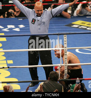 Ringrichter Joe Cortez erreicht die Anzahl der Zehn und erklärt Super Lightweight champion Ricky Hatton von Manchester, England der Sieger nach dem Klopfen challenger Jose Luis Castillo von Mexicalli, Mexiko in der vierten Runde an der Thomas und Mack Center, Las Vegas, 23. Juni 2007. (UPI Foto/Roger Williams). Stockfoto