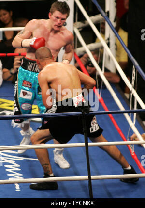 IBO Super Lightweight champion Ricky Hatton von Manchester, England (zurück) Angriffe challenger Jose Luis Castillo von Mexicalli, Mexiko mit einer linken auf die Stelle, die zu einem K.o. in der vierten Runde an der Thomas und Mack Center in Las Vegas, 23. Juni 2007 geführt. (UPI Foto/Roger Williams). Stockfoto