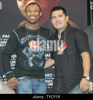 Champions Sugar Shane Mosley (links) und Marcus Antonio Barrera werden gesehen, bevor Manny Pacquaio der Philippinen in für seinen Kampf mit Juan manuelle Marquez von Mexiko im Mandalay Bay in Las Vegas am 14. März 2008 wiegt. Der Kampf wird im Mandalay Bay in Las Vegas am 15. März 2008 stattfinden. (UPI Foto/Roger Williams). Stockfoto