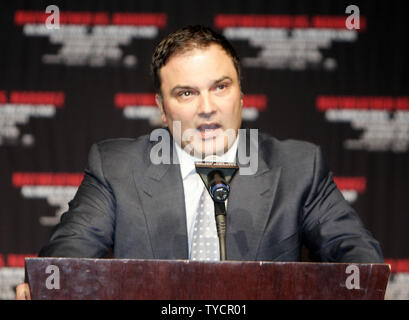 Golden Boy Promotions CEO Richard Schaefer kündigt die Rückkehr zum Verpacken von sechs Champion Floyd Mayweather jr. von Las Vegas am 2. Mai 2009 in Las Vegas. Mayweather wird gegen die Zahl in einem Kampf am 18. Juli stattfinden wird, 2009 im MGM Grand in Las Vegas eine fünf-mal Weltmeister Juan Manuel 'Dinamita' Marquez von Mexiko. (UPI Foto/Roger Williams). Stockfoto