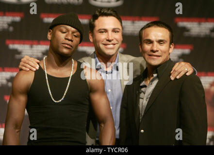 Golden Boy Präsident Oscar De La Hoya (Mitte) kündigt die Rückkehr zum Verpacken von sechs Champion Floyd Mayweather Jr. (L) von Las Vegas am 2. Mai 2009 in Las Vegas. Mayweather wird gegen die Zahl in einem Kampf am 18. Juli stattfinden wird, 2009 im MGM Grand in Las Vegas eine fünf-mal Weltmeister Juan Manuel 'Dinamita' Marquez von Mexiko. (UPI Foto/Roger Williams). Stockfoto