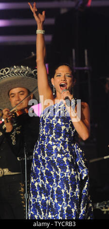 Spanische Sängerin Natalia Jimenez führt an den 2009 Latin Recording Academy Person des Jahres De Fiesta mit Juan Gabriel in Las Vegas, Nevada am 4. November 2009. Mexikanische Sänger Juan Gabriel war für seine menschenfreundliche, kulturelle und musikalische Leistungen geehrt. UPI/Jim Ruymen Stockfoto