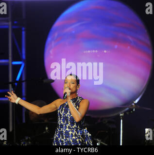 Spanische Sängerin Natalia Jimenez führt an den 2009 Latin Recording Academy Person des Jahres De Fiesta mit Juan Gabriel in Las Vegas, Nevada am 4. November 2009. Mexikanische Sänger Juan Gabriel war für seine menschenfreundliche, kulturelle und musikalische Leistungen geehrt. UPI/Jim Ruymen Stockfoto