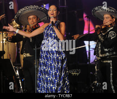 Spanische Sängerin Natalia Jimenez führt an den 2009 Latin Recording Academy Person des Jahres De Fiesta mit Juan Gabriel in Las Vegas, Nevada am 4. November 2009. Mexikanische Sänger Juan Gabriel war für seine menschenfreundliche, kulturelle und musikalische Leistungen geehrt. UPI/Jim Ruymen Stockfoto