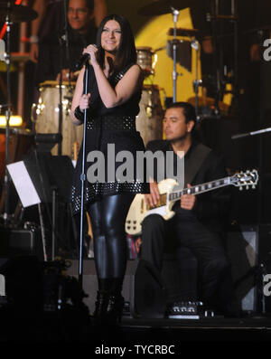 Laura Pausini führt an den 2009 Latin Recording Academy Person des Jahres De Fiesta mit Juan Gabriel in Las Vegas, Nevada am 4. November 2009. Mexikanische Sänger Juan Gabriel war für seine menschenfreundliche, kulturelle und musikalische Leistungen geehrt. UPI/Jim Ruymen Stockfoto