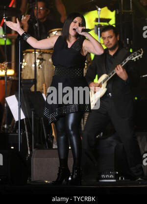 Laura Pausini führt an den 2009 Latin Recording Academy Person des Jahres De Fiesta mit Juan Gabriel in Las Vegas, Nevada am 4. November 2009. Mexikanische Sänger Juan Gabriel war für seine menschenfreundliche, kulturelle und musikalische Leistungen geehrt. UPI/Jim Ruymen Stockfoto