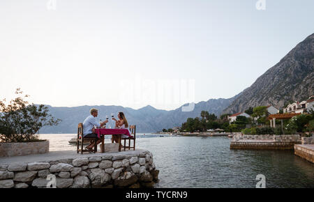 Paar Teilen romantische Abendessen bei Sonnenuntergangs auf tropischen resort Stockfoto