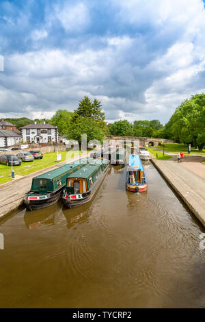 Bunte Urlaub narrowboats für Mietwagen in Trevor Becken auf dem Llangollen-kanal, Clwyd, Wales, Großbritannien Stockfoto