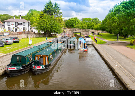 Bunte Urlaub narrowboats für Mietwagen in Trevor Becken auf dem Llangollen-kanal, Clwyd, Wales, Großbritannien Stockfoto