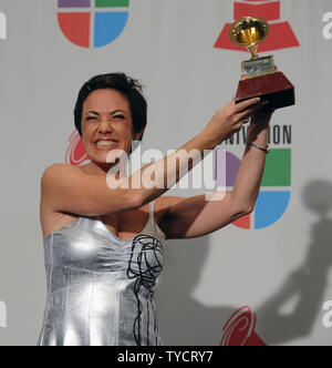 Claudia Brent erscheint Backstage mit dem Song des Jahres Preis, den sie am 10. jährlichen Latin Grammy Awards in Las Vegas, Nevada am 5. November 2009. UPI/Jim Ruymen Stockfoto