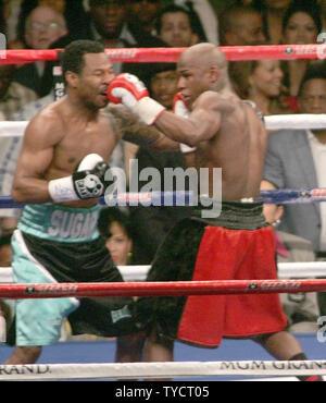 Floyd Mayweather (R) Boxen Shane Mosley während ihrem Kampf im MGM Grand in Las Vegas am 1. Mai 2010. UPI/Roger Williams Stockfoto