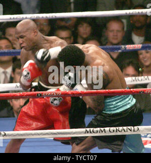 Shane Mosley (R) Boxen Floyd Mayweather während ihrem Kampf im MGM Grand in Las Vegas am 1. Mai 2010. UPI/Roger Williams Stockfoto
