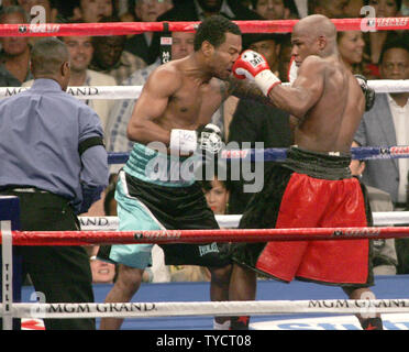 Floyd Mayweather (R) Boxen Shane Mosley während ihrem Kampf im MGM Grand in Las Vegas am 1. Mai 2010. UPI/Roger Williams Stockfoto