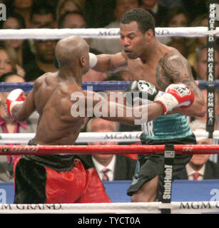 Shane Mosley (R) Boxen Floyd Mayweather während ihrem Kampf im MGM Grand in Las Vegas am 1. Mai 2010. UPI/Roger Williams Stockfoto