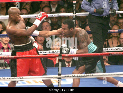 Shane Mosley (R) Boxen Floyd Mayweather während ihrem Kampf im MGM Grand in Las Vegas am 1. Mai 2010. UPI/Roger Williams Stockfoto