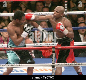 Floyd Mayweather (R) Boxen Shane Mosley während ihrem Kampf im MGM Grand in Las Vegas am 1. Mai 2010. UPI/Roger Williams Stockfoto