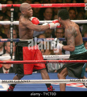 Floyd Mayweather (L) Boxen Shane Mosley während ihrem Kampf im MGM Grand in Las Vegas am 1. Mai 2010. UPI/Roger Williams Stockfoto