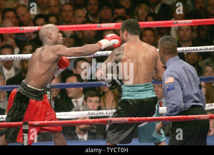 Floyd Mayweather (L) Boxen Shane Mosley während ihrem Kampf im MGM Grand in Las Vegas am 1. Mai 2010 als Schiedsrichter Kenny Bayless Uhren. UPI/Roger Williams Stockfoto