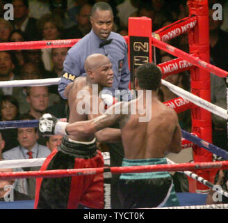 Floyd Mayweather (L) Boxen Shane Mosley während ihrem Kampf im MGM Grand in Las Vegas am 1. Mai 2010 als Schiedsrichter Kenny Bayless Uhren. UPI/Roger Williams Stockfoto