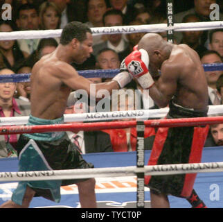 Shane Mosley (L) Boxen Floyd Mayweather während ihrem Kampf im MGM Grand in Las Vegas am 1. Mai 2010. UPI/Roger Williams Stockfoto