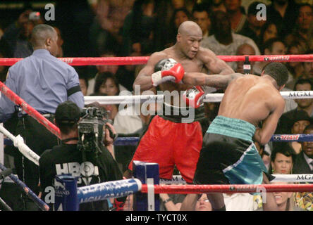 Floyd Mayweather (L) Boxen Shane Mosley während ihrem Kampf im MGM Grand in Las Vegas am 1. Mai 2010 als Schiedsrichter Kenny Bayless Uhren. UPI/Roger Williams Stockfoto
