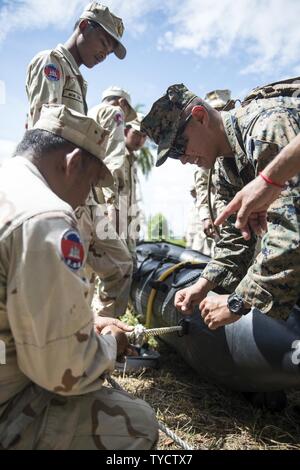 Lance Cpl. Diego Fuentes, 3 Bataillon zugeordnet, 2. Marine Regiment (3/2) zeigt der Königlichen Kambodschanischen Marine Seeleute wie ein Schlauchboot in Sihanoukville, Kambodscha, Nov. 1, 2016 zu montieren, bei der während der Zusammenarbeit flott Bereitschaft und Weiterbildung (Karat), Kambodscha 2016. CARAT 2016 ist eine 9-Land, Reihe von jährlichen, bilaterale Seeverkehrsabkommen zwischen der US Navy, US Marine Corps und der bewaffneten Kräfte der neun Partner Nationen Bangladesch, Brunei, Kambodscha, Indonesien, Malaysia, den Philippinen, Singapur, Thailand, und Timor-Leste. Stockfoto