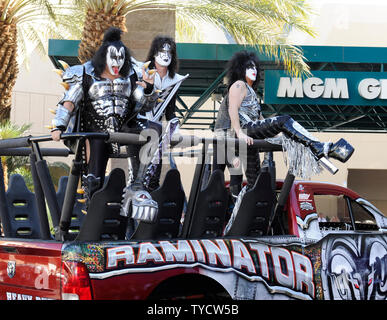 (L - R) Musiker, Gene Simmons, Tommy Thayer und Paul Stanley von der Band KISS kommen an die 47. jährlichen Academy der Country Music Awards im MGM Hotel in Las Vegas, Nevada am 1. April 2012. UPI/David Becker Stockfoto