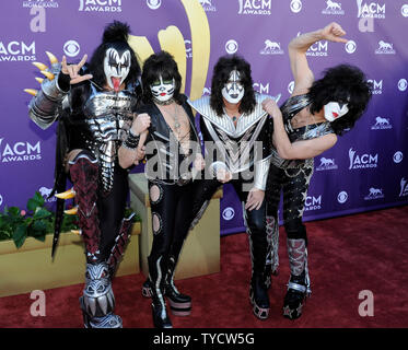 (L - R) Musiker Gene Simmons, Eric Singer und Tommy Thayer und Paul Stanley von der Band KISS kommen an die 47. jährlichen Academy der Country Music Awards im MGM Hotel in Las Vegas, Nevada am 1. April 2012. UPI/David Becker Stockfoto