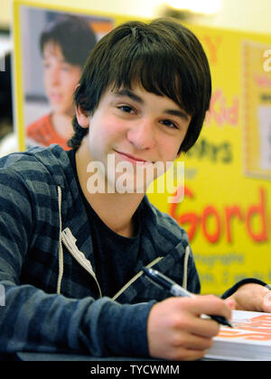 Schauspieler Zachary Gordon Autogramme seiner bevorstehenden Film release würde auch eines Wimpy Kid: Dog Days' an der Förderung in Bewegung stand im Caesars Palace während CinemaCon, die offizielle Konvention der Nationalen Vereinigung der Theater Inhaber, in Las Vegas, Nevada am 25. April 2012 zu fördern. UPI/David Becker Stockfoto