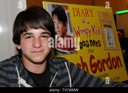 Schauspieler Zachary Gordon Autogramme seiner bevorstehenden Film release würde auch eines Wimpy Kid: Dog Days' an der Förderung in Bewegung stand im Caesars Palace während CinemaCon, die offizielle Konvention der Nationalen Vereinigung der Theater Inhaber, in Las Vegas, Nevada am 25. April 2012 zu fördern. UPI/David Becker Stockfoto