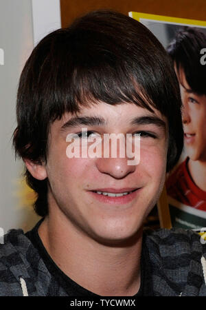 Schauspieler Zachary Gordon Autogramme seiner bevorstehenden Film release würde auch eines Wimpy Kid: Dog Days' an der Förderung in Bewegung stand im Caesars Palace während CinemaCon, die offizielle Konvention der Nationalen Vereinigung der Theater Inhaber, in Las Vegas, Nevada am 25. April 2012 zu fördern. UPI/David Becker Stockfoto