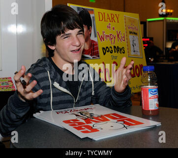 Schauspieler Zachary Gordon Autogramme seiner bevorstehenden Film release würde auch eines Wimpy Kid: Dog Days' an der Förderung in Bewegung stand im Caesars Palace während CinemaCon, die offizielle Konvention der Nationalen Vereinigung der Theater Inhaber, in Las Vegas, Nevada am 25. April 2012 zu fördern. UPI/David Becker Stockfoto